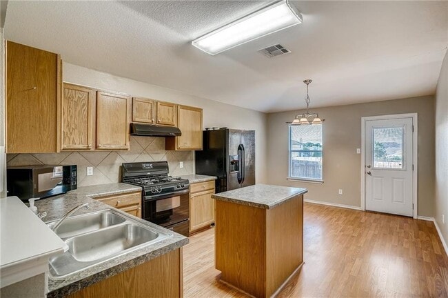 Foto del edificio - 17829 Violet Ln