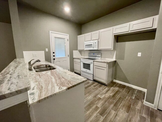 Building Photo - 208 W Beeline Lane