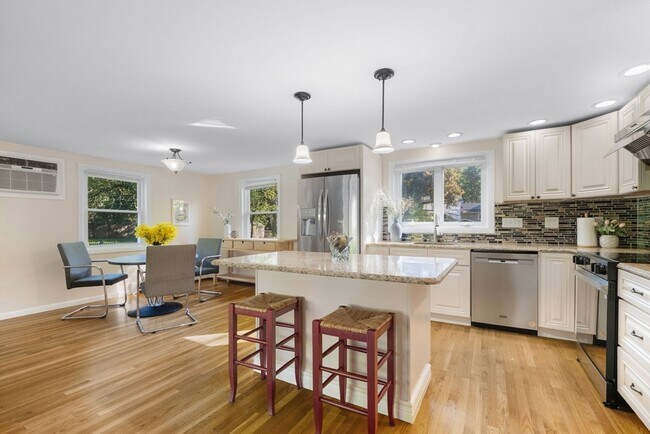 Foto del edificio - 221 Totten Pond Rd