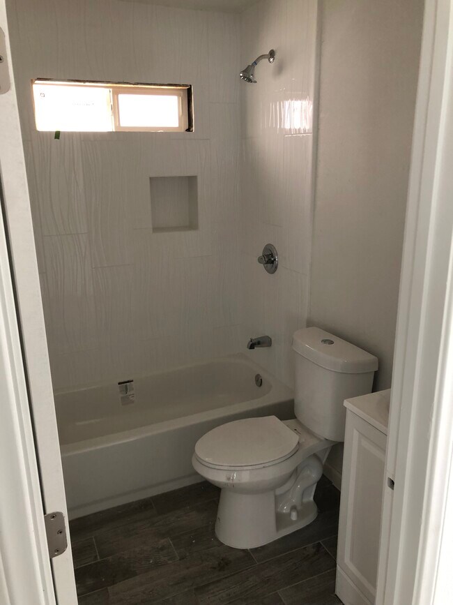 Building Photo - 409 W Santa Ana St