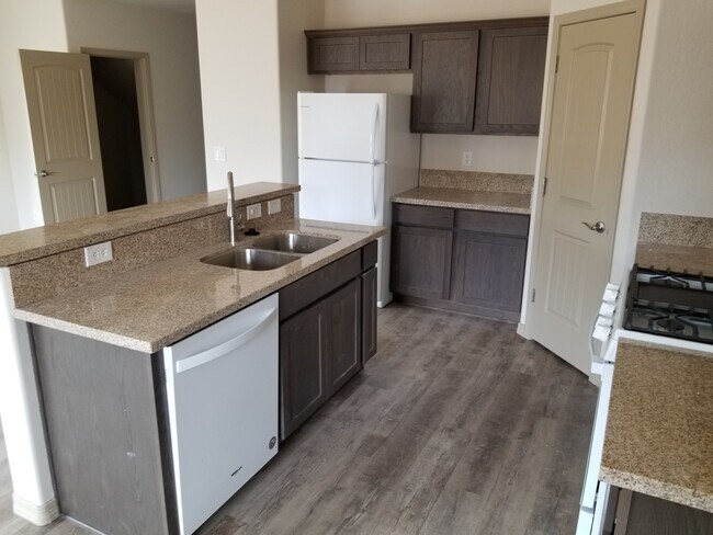 Functional middle counter - 891 N Old Chisholm Trl