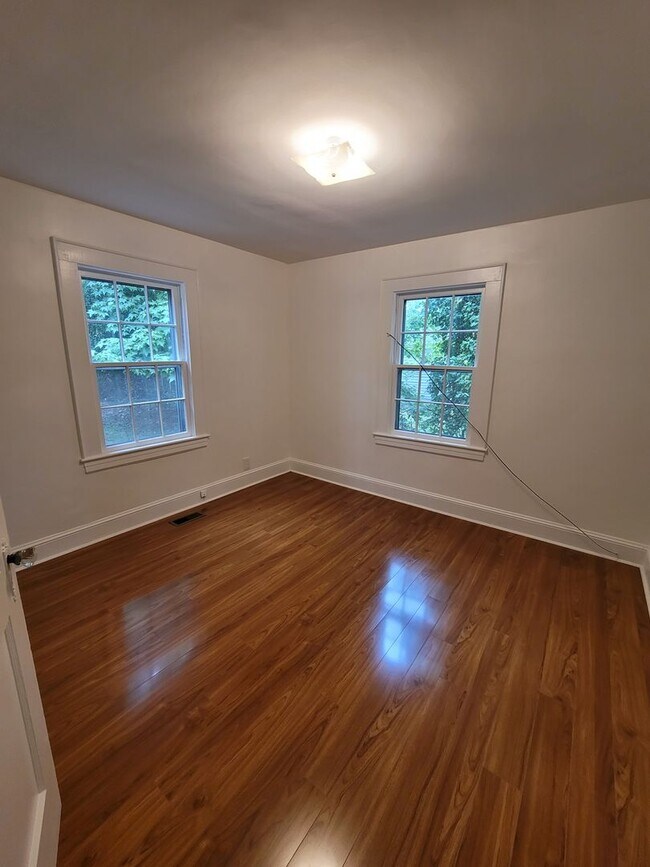 Building Photo - 2 BR on Gordon Looks great!