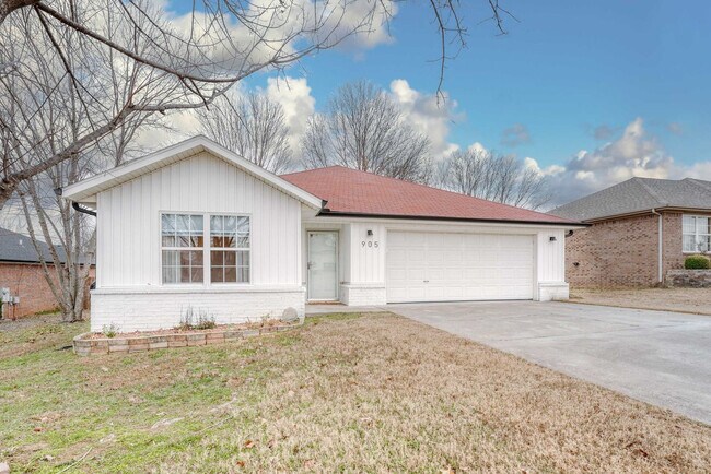 Building Photo - 905 SW Natchez Ct