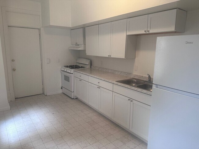 Building Photo - Spacious 5 Bedroom with Off Street Parking