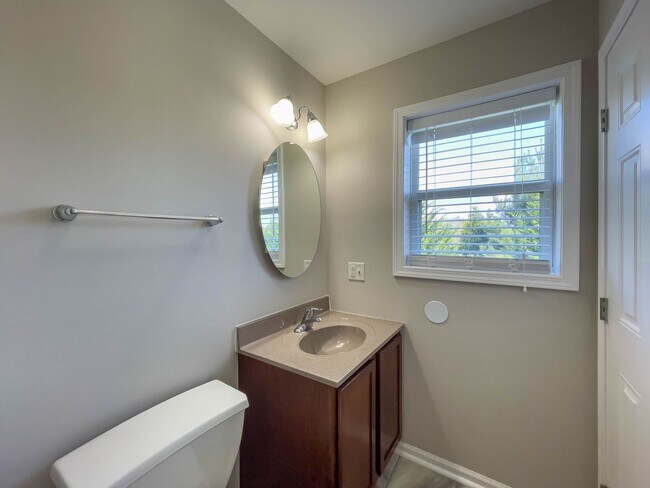 Foto del edificio - Spacious Three-Bedroom Townhouse in West A...