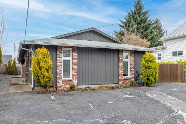 Building Photo - 705-707 N Sumner St.