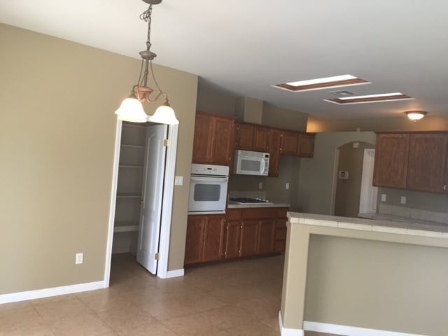 Building Photo - SW Bakersfield 3 Bedroom 2 Bath + office