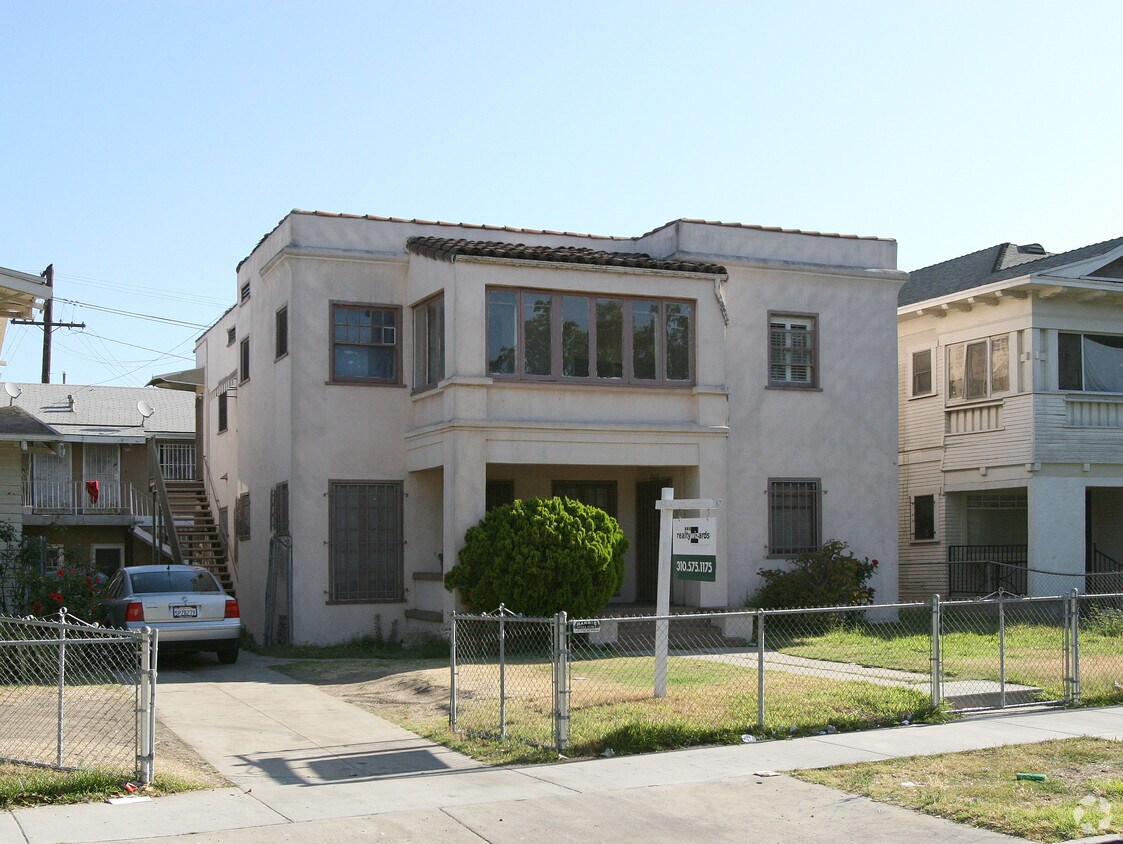 Primary Photo - 845 W 40th Pl