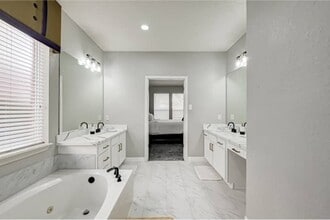 Building Photo - 4807 Schiller Park Ln