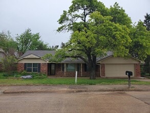 Building Photo - 912 E 10th St