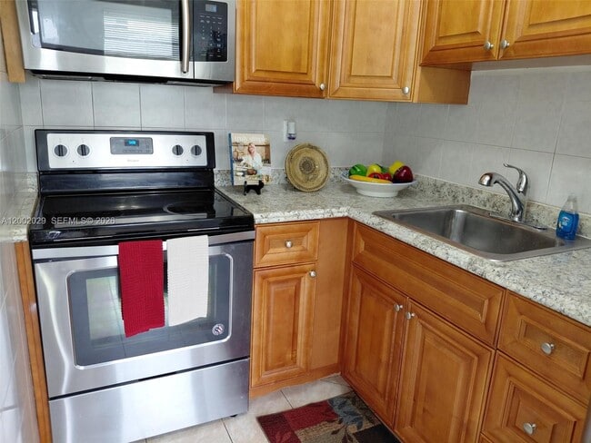 Building Photo - 1433 SW 24th Ct