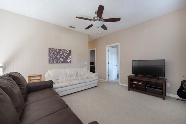 Foto del edificio - Large, Executive style 3/2.5 Lakefront/POOL Home in East Park of Lake Nona