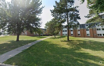 Building Photo - Courtyards of Parkway