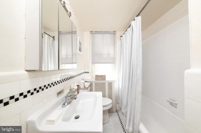 Building Photo - 2100 Walnut St St