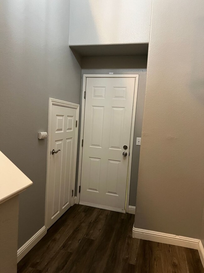 Building Photo - MOVE IN SPECIAL! 1/2 month rent free! West...