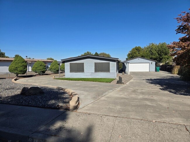Building Photo - 2 Bed/2 Bath ON .30 ACRES - BRING THE TOYS!