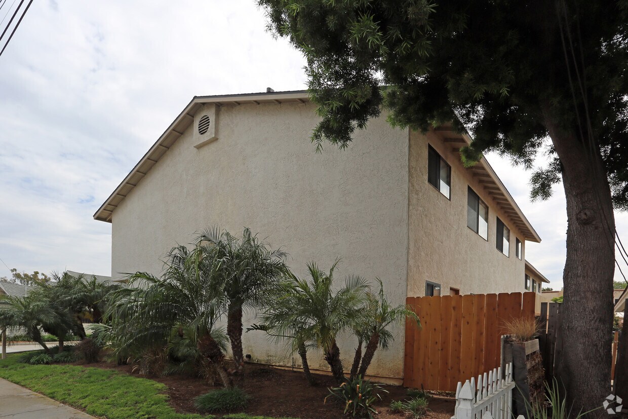 Building Photo - Dos Amigos