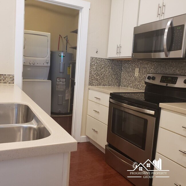 Building Photo - 525 E Kiowa St