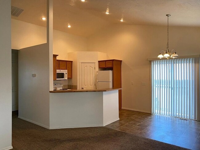 Building Photo - Beautiful 2 Bedroom 1 Bath Townhome with garage in Nampa!