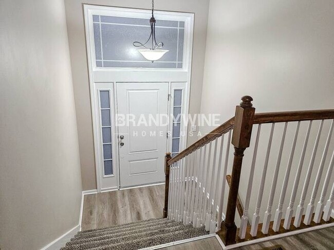 Building Photo - 803 SW Hilltop Ct