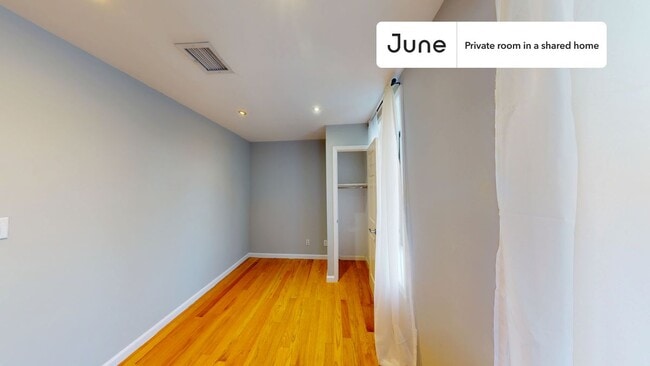 Building Photo - Private bedroom in 4 bed/2 bath Home