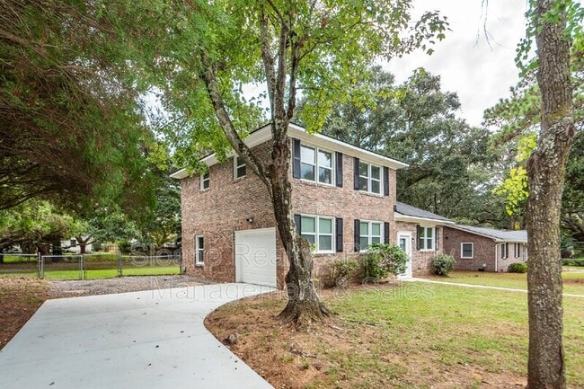 Photo - 717 Waterloo St House