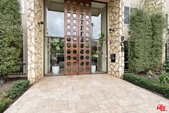 Building Photo - 809 S Bundy Dr