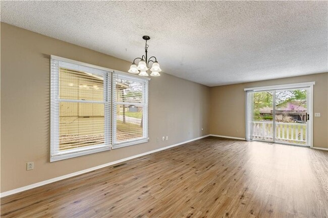 Building Photo - 3 bed 1.5 bath Townhouse in Bella Vista!