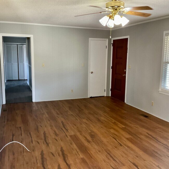 Building Photo - Brick Ranch Style home with 3 Bedrooms, 2.5 Baths