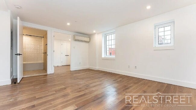 Building Photo - Montrose Avenue