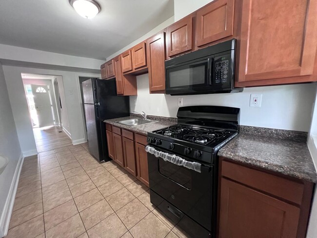 Building Photo - Stunning 3-Bedroom Renovated Townhome in E...