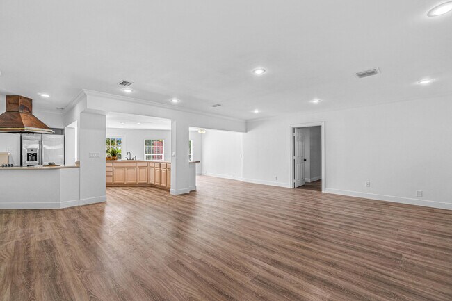 Building Photo - 5665 Golfway Dr