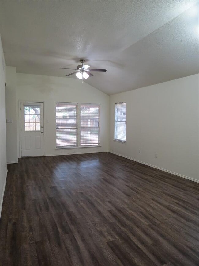 Foto del edificio - 1503 Serene Oaks Dr