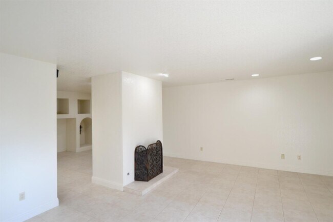 Building Photo - 5084 N Forkner Ave