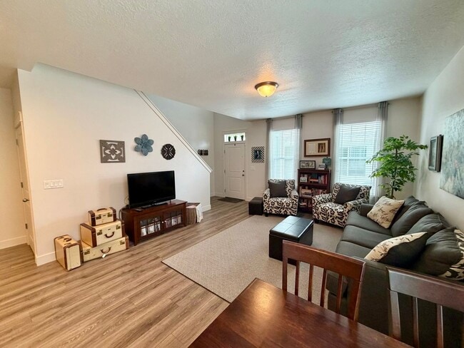 Foto del edificio - Gorgeous Like-New Townhome