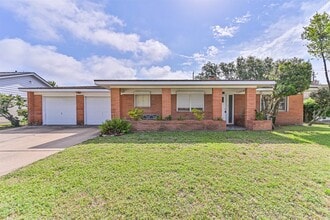 Building Photo - 2920 Heron Dr