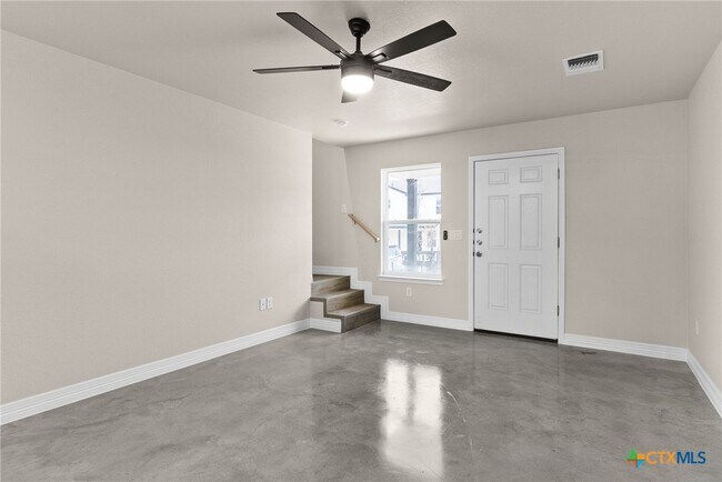 Foto del edificio - 803 Meadow Cir