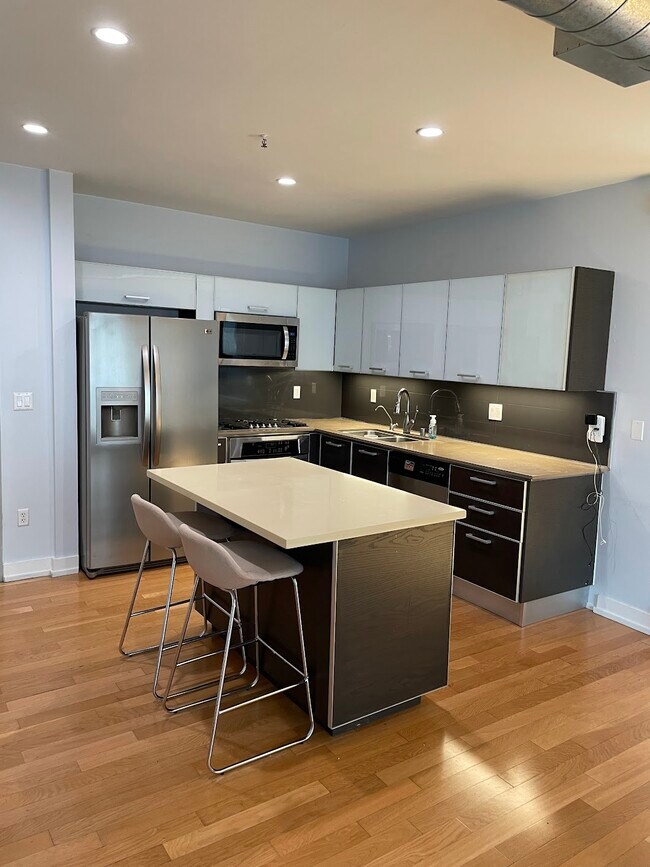 Foto del edificio - 645 W 9th St