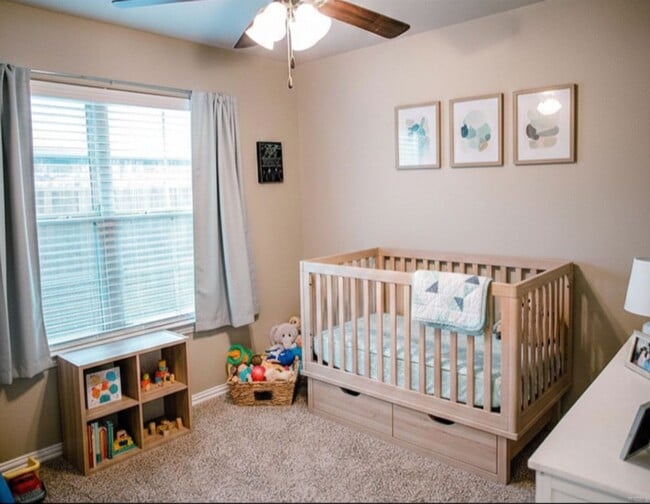 Building Photo - Stunning home with a large fenced yard