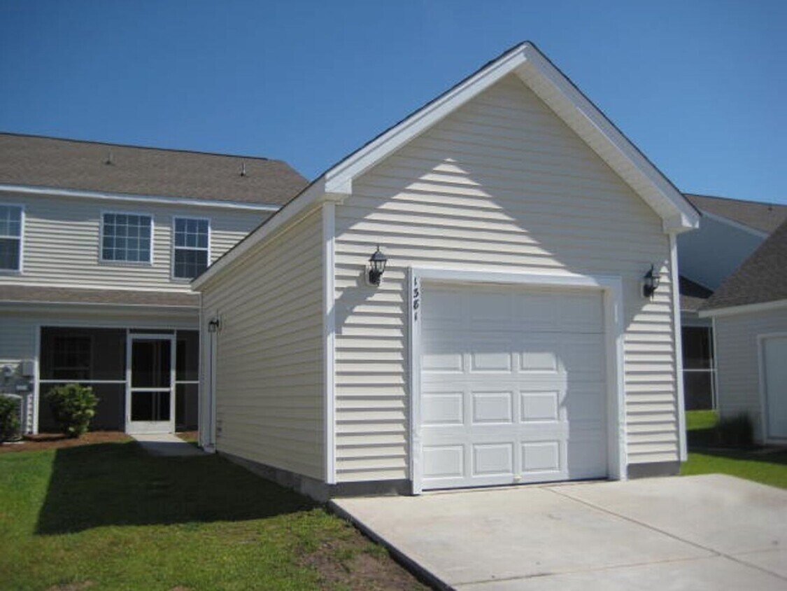 Foto principal - Spacious 3 Bedroom, 3.5 Bath Town Home wit...