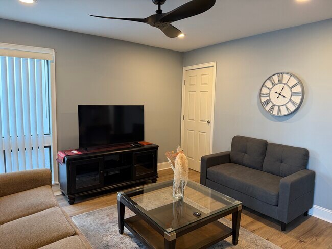 Building Photo - 1025 Plantation Dr W