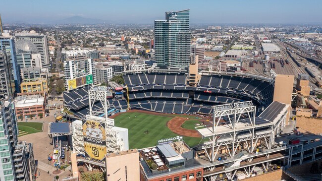 Foto del edificio - ONE BLOCK FROM PETCO PARK!!