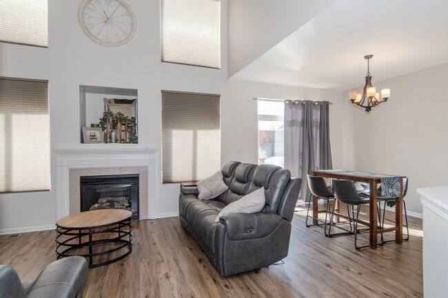 Foto del edificio - 1715 Fieldstone Dr S
