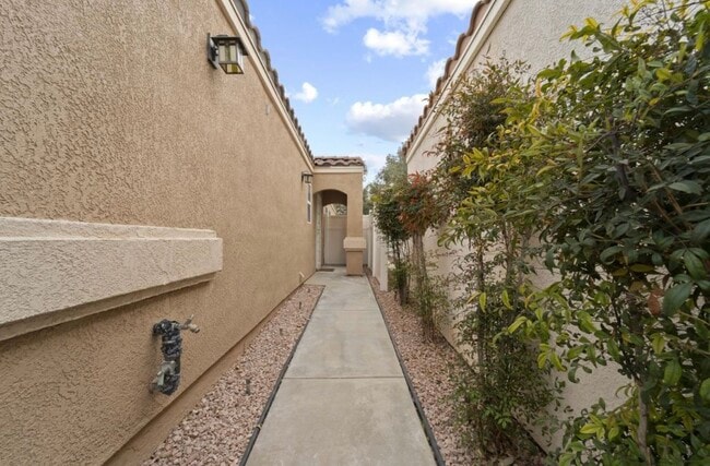 Building Photo - 2408 W Valley Vis