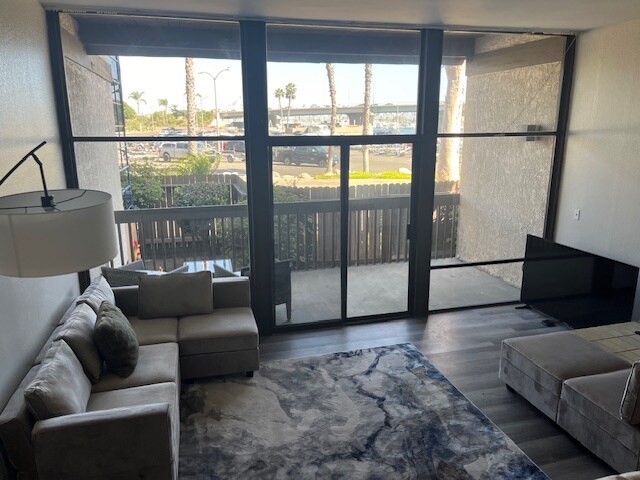 Foto principal - 7142 Marina Pacifica Dr S