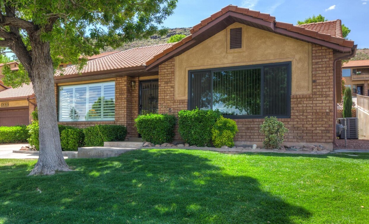 Primary Photo - 525 Ridgeview Dr