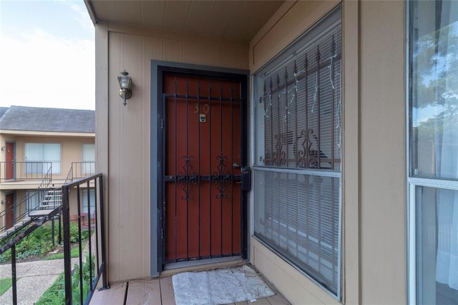 Building Photo - 3303 W Greenridge Dr