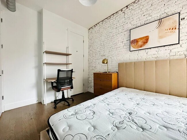 Foto del edificio - Furnished room/NOT APARTMENT