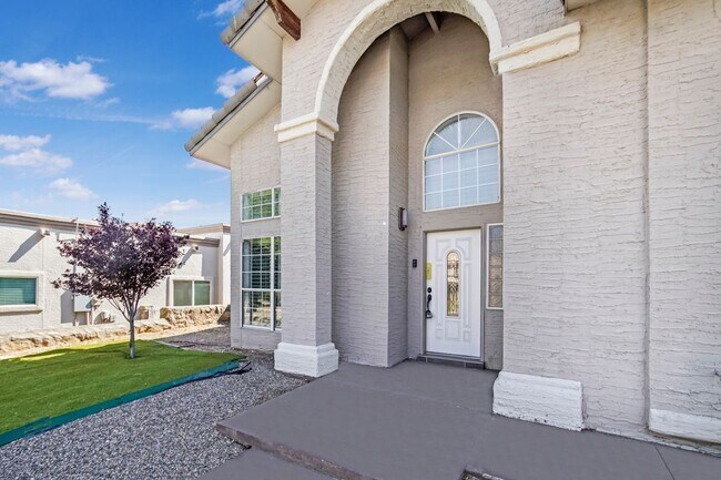 Building Photo - 908 Los Pinos Way