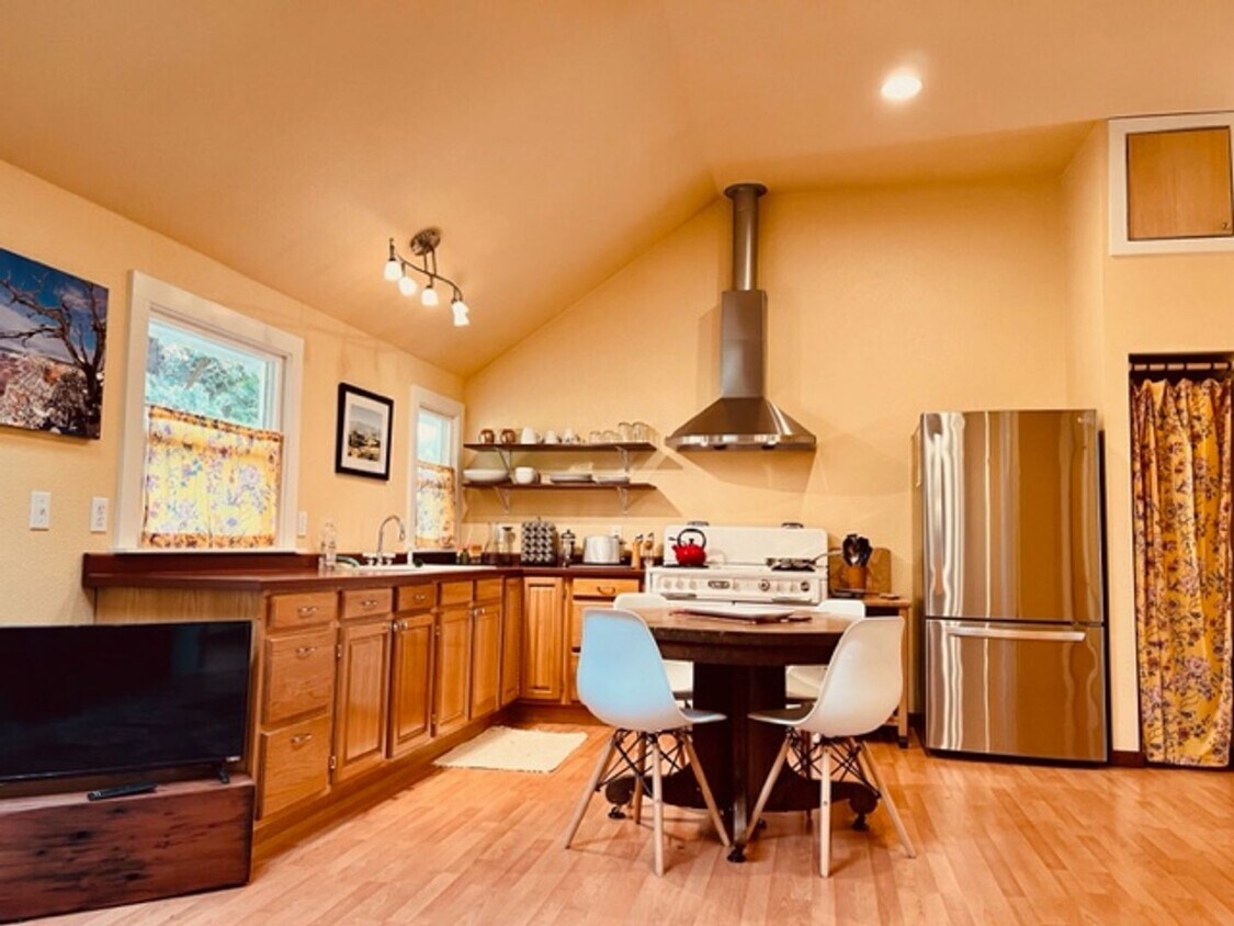 Primary Photo - 1 Bed 1 Bath ADU Fully Furnished